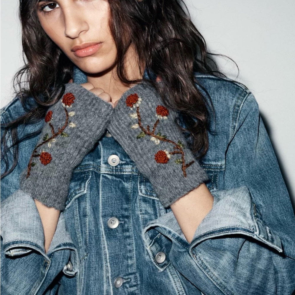ZARA Floral Embroidered Knit Mittens